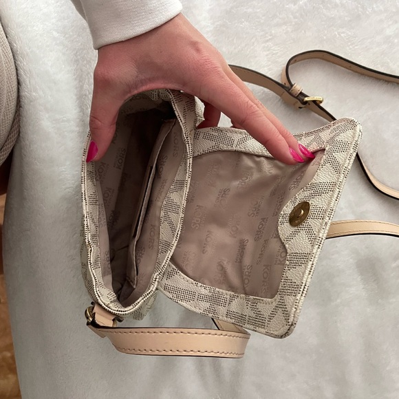 Michael Kors purse - Picture 4 of 5